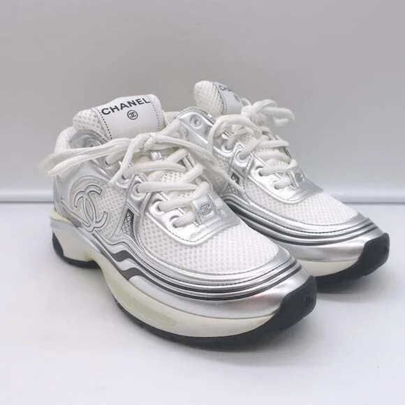 CHANEL ホワイトソックス Chanel White & Black CC Logo Runners – Savonches
